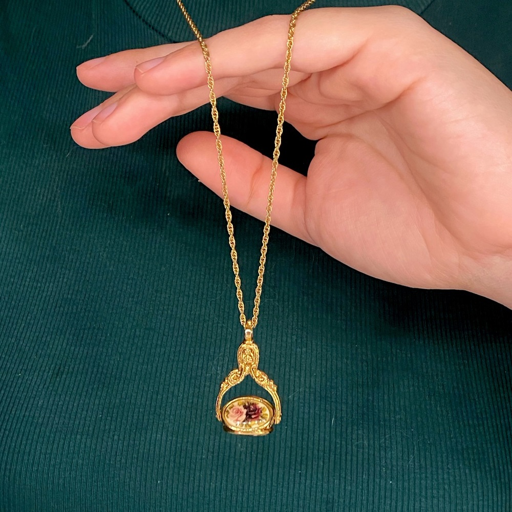 1928 Jewelry Manor House 3
Sided Spinner Pendant
Necklace